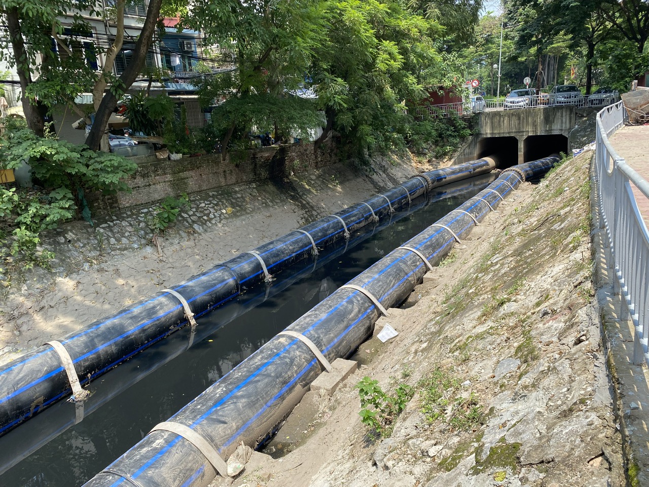 Người d&acirc;n Thủ đ&ocirc; ngỡ ng&agrave;ng khi thấy s&ocirc;ng T&ocirc; Lịch đổi m&agrave;u trong xanh- Ảnh 3.