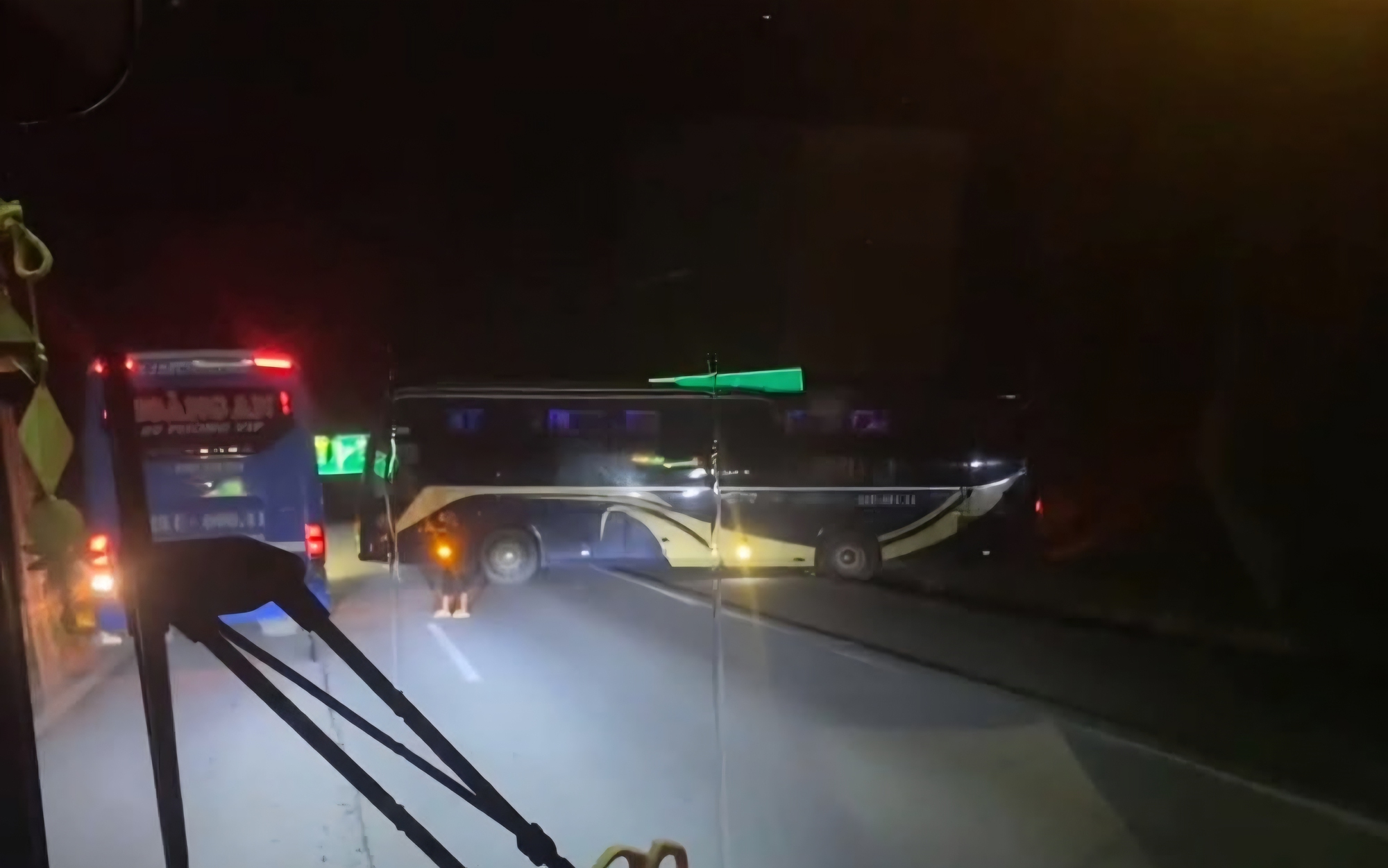 Phạt 40 triệu đồng hai t&agrave;i xế xe kh&aacute;ch vi phạm giao th&ocirc;ng tr&ecirc;n cao tốc H&agrave; Nội - L&agrave;o Cai- Ảnh 1.