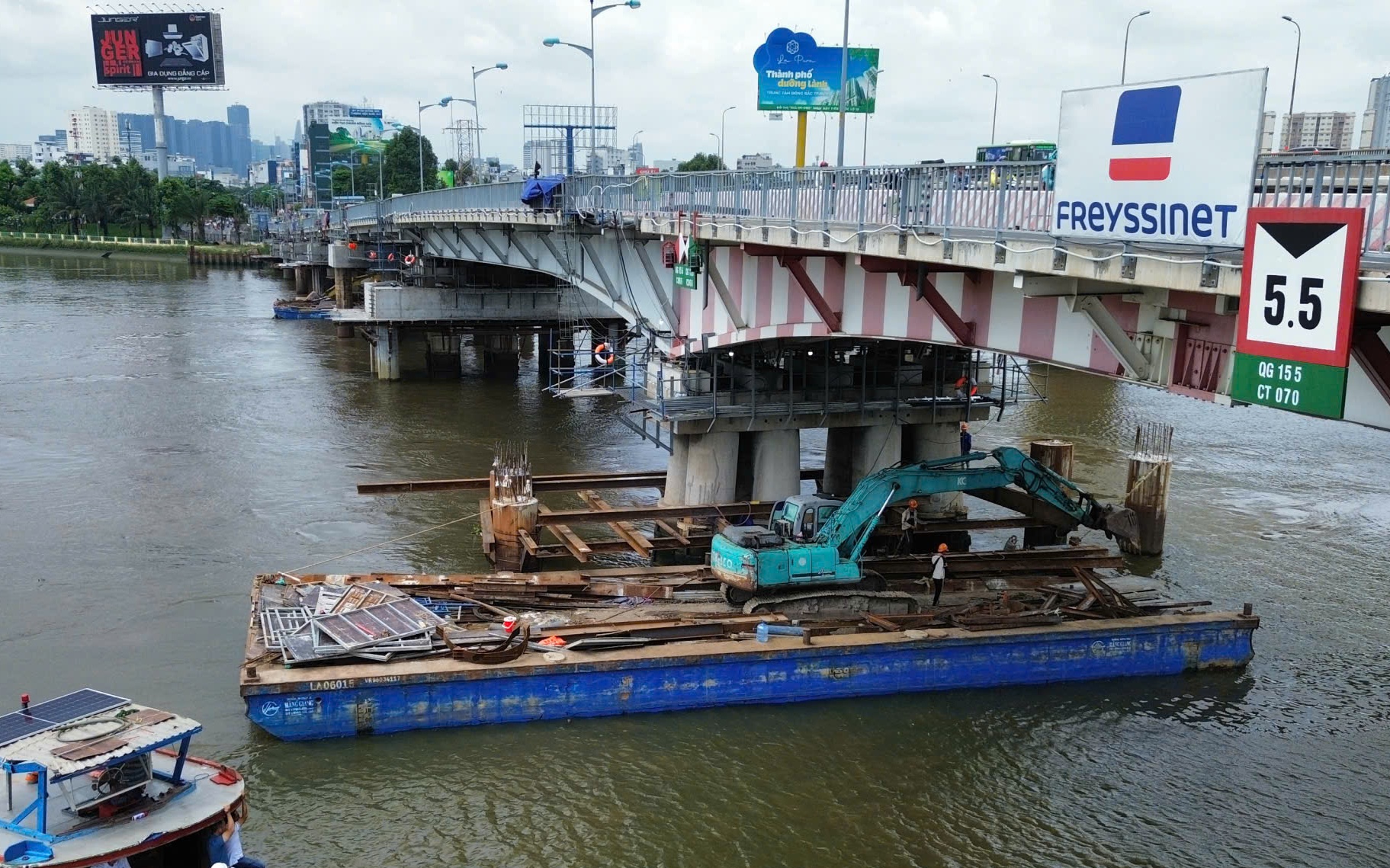 Hoàn tất kích nâng tĩnh không thông thuyền cầu 11.000 tấn bắc qua sông Sài Gòn lên 7m- Ảnh 5. Cận cảnh công nghệ nâng tĩnh không cầu Bình Triệu 1 nặng 11.000 tấn bằng thủy lực