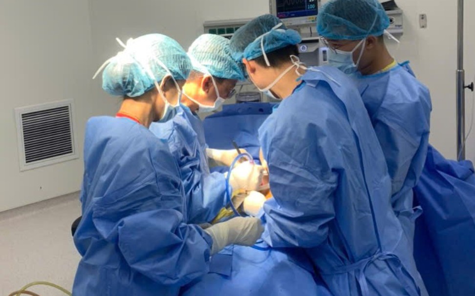 Phẫu thuật lấy sỏi th&agrave;nh c&ocirc;ng cho nam bệnh nh&acirc;n đảo ngược phủ tạng- Ảnh 1.