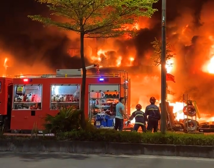 C&ocirc;ng an điều tra vụ xưởng lốp ch&aacute;y dữ dội ở Bắc Ninh- Ảnh 1.