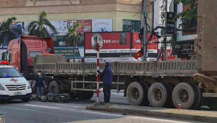 Nghệ An: Xe đầu k&eacute;o va chạm xe m&aacute;y điện, người đ&agrave;n &ocirc;ng tử vong- Ảnh 1.