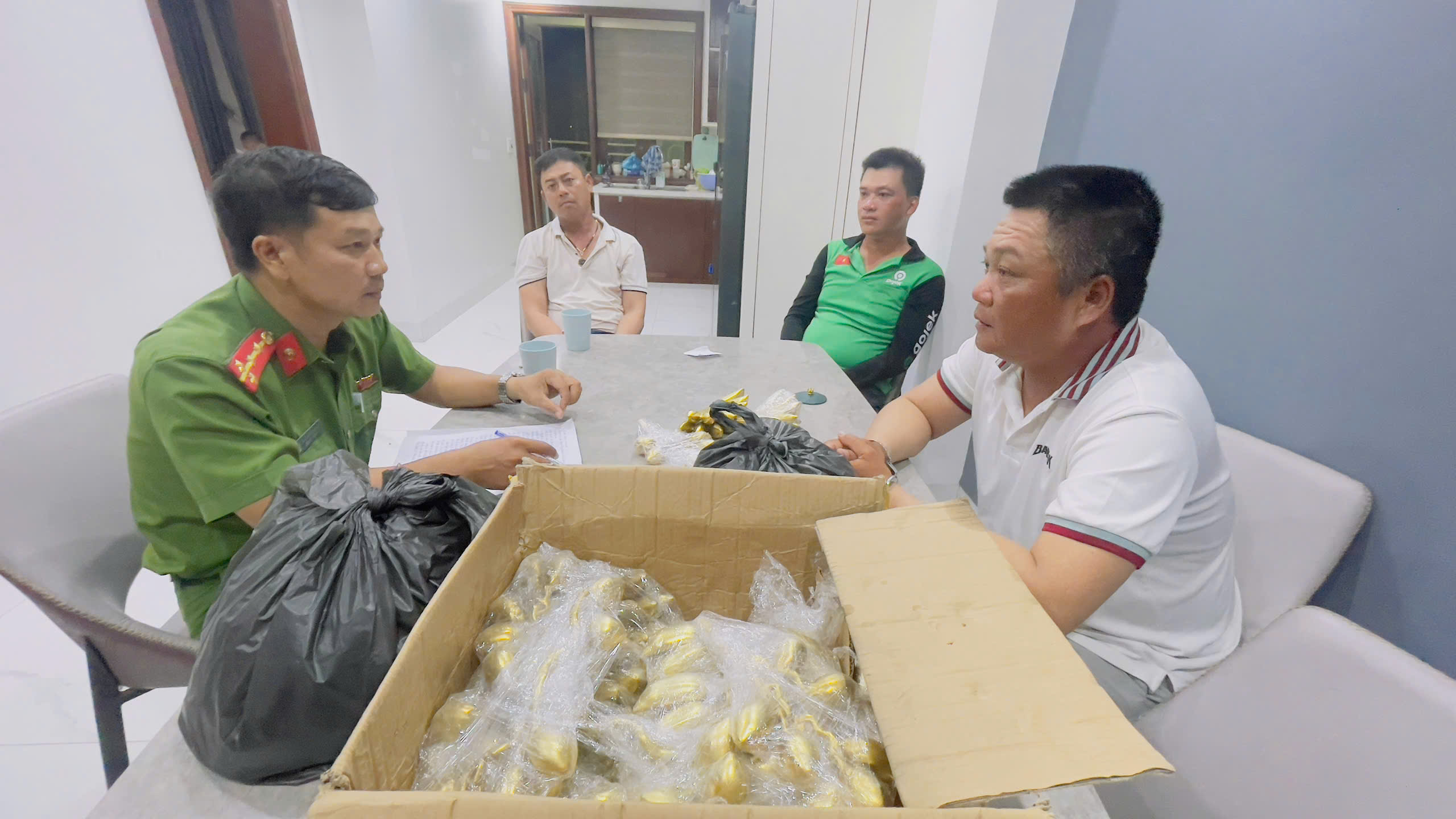 Bắt giữ nh&oacute;m lừa đảo cổ vật, chiếm đoạt v&agrave;ng của người d&acirc;n ở TP Huế- Ảnh 1.