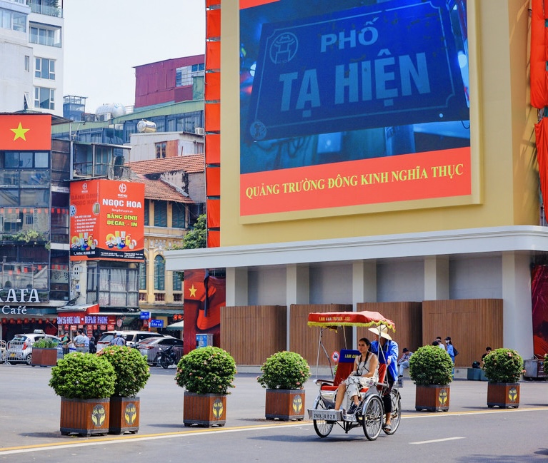 Diện mạo mới của quảng trường Đông Kinh Nghĩa Thục- Ảnh 4. Diện mạo mới của quảng trường Đông Kinh Nghĩa Thục- Ảnh 4.