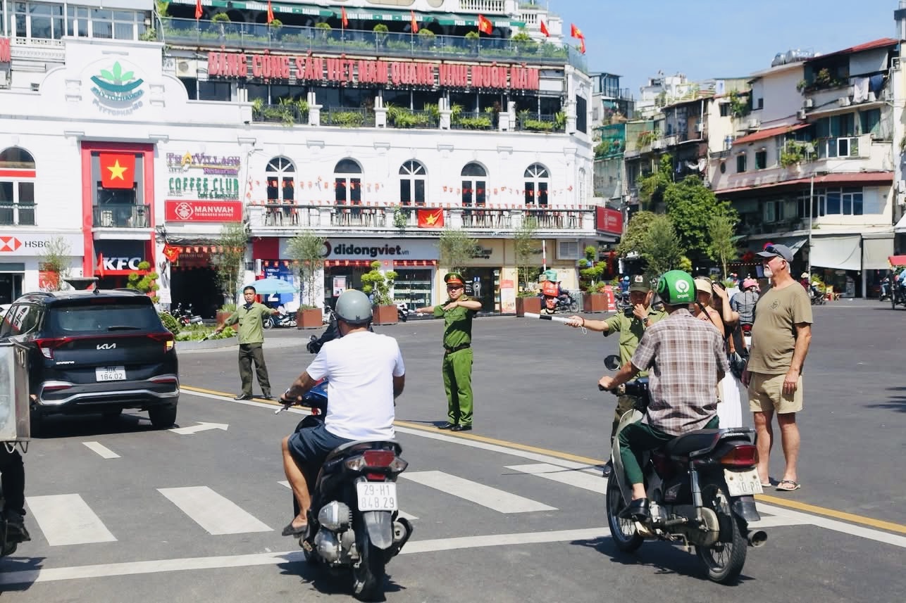Diện mạo mới của quảng trường Đông Kinh Nghĩa Thục- Ảnh 9. Diện mạo mới của quảng trường Đông Kinh Nghĩa Thục- Ảnh 9.