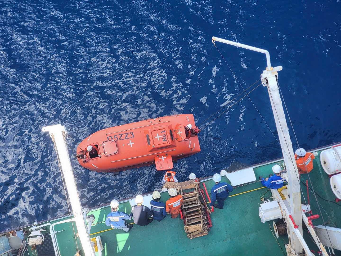 Hơn 550 người được cứu tr&ecirc;n biển: Lực lượng cứu nạn h&agrave;ng hải căng m&igrave;nh m&ugrave;a mưa b&atilde;o- Ảnh 1.