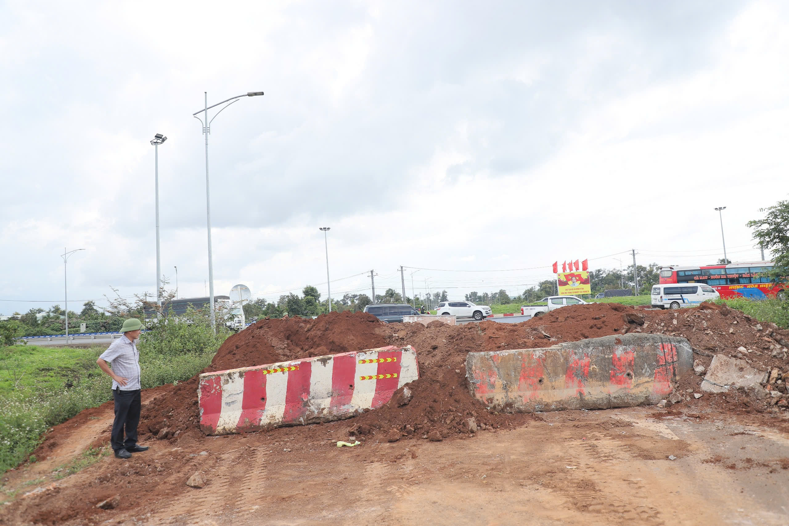 Đắk Lắk: Tăng cường giải ph&aacute;p ngăn phương tiện v&agrave;o tuyến tr&aacute;nh Bu&ocirc;n Ma Thuột đang thi c&ocirc;ng- Ảnh 2.