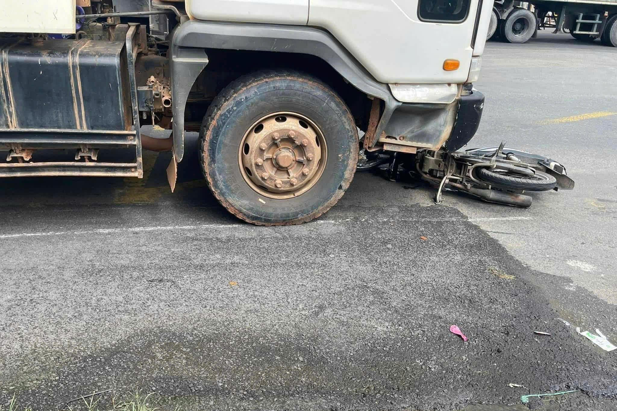 TP.HCM: Dừng chờ đ&egrave;n đỏ, nhiều xe m&aacute;y bất ngờ bị xe tải t&ocirc;ng từ ph&iacute;a sau- Ảnh 2.