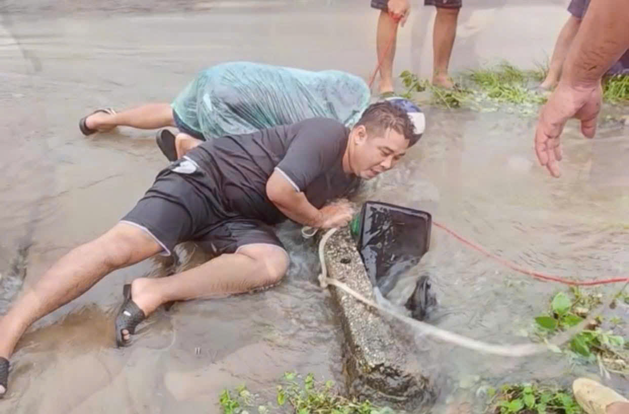 Mưa lớn ở Đồng Nai, xe m&aacute;y rơi xuống mương, cao tốc trơn trượt nguy hiểm- Ảnh 1.