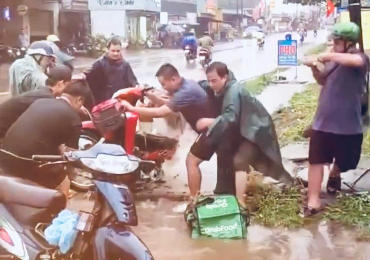 Mưa lớn ở Đồng Nai, xe m&aacute;y rơi xuống mương, cao tốc trơn trượt nguy hiểm- Ảnh 2.