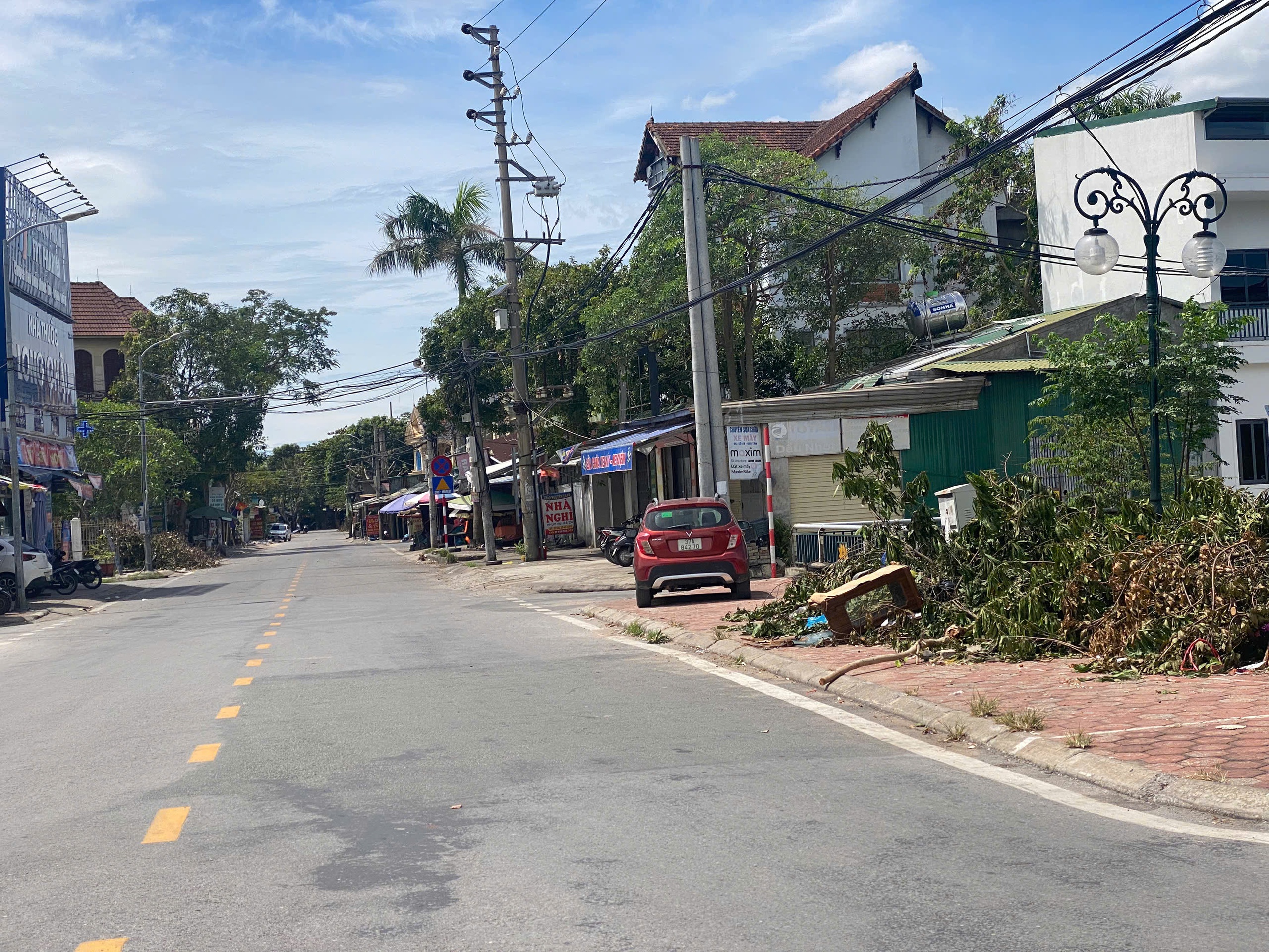 Nghệ An: Hơn 10 ngày sau bão số 5, cây xanh gãy đổ vẫn ngổn ngang đường phố Vinh- Ảnh 6. Nghệ An: Hơn 10 ngày sau bão số 5, cây xanh gãy đổ vẫn ngổn ngang đường phố Vinh- Ảnh 6.