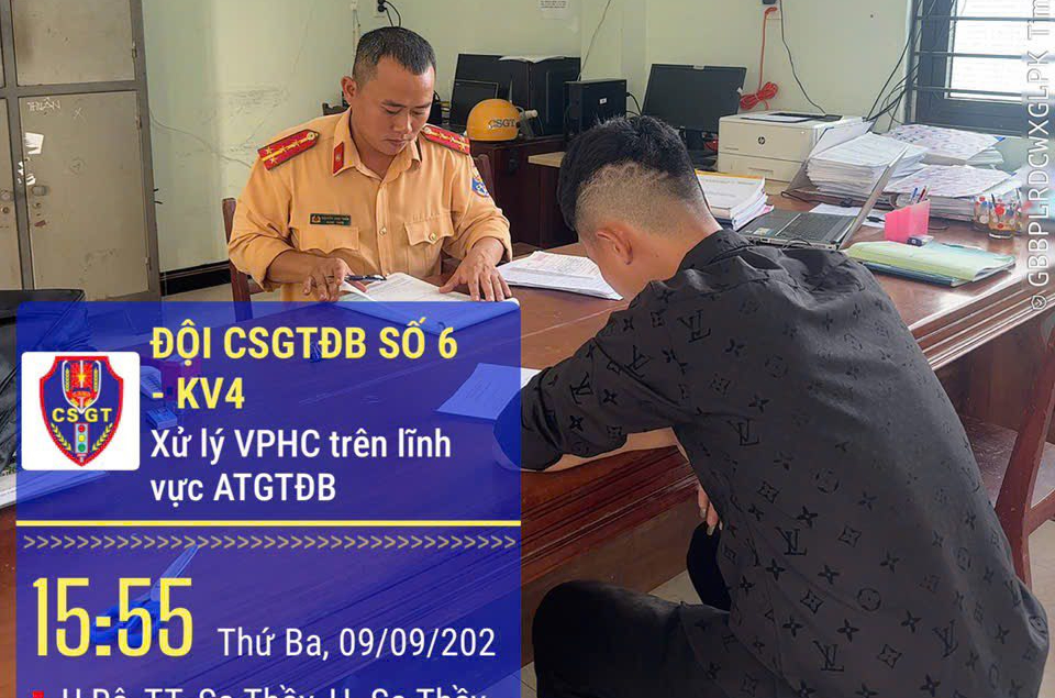 Thả hai tay điều khiển xe m&aacute;y, nam thanh ni&ecirc;n bị phạt 7 triệu đồng- Ảnh 2.