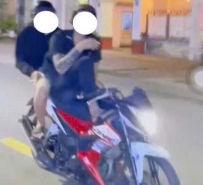 Thả hai tay điều khiển xe m&aacute;y, nam thanh ni&ecirc;n bị phạt 7 triệu đồng- Ảnh 1.