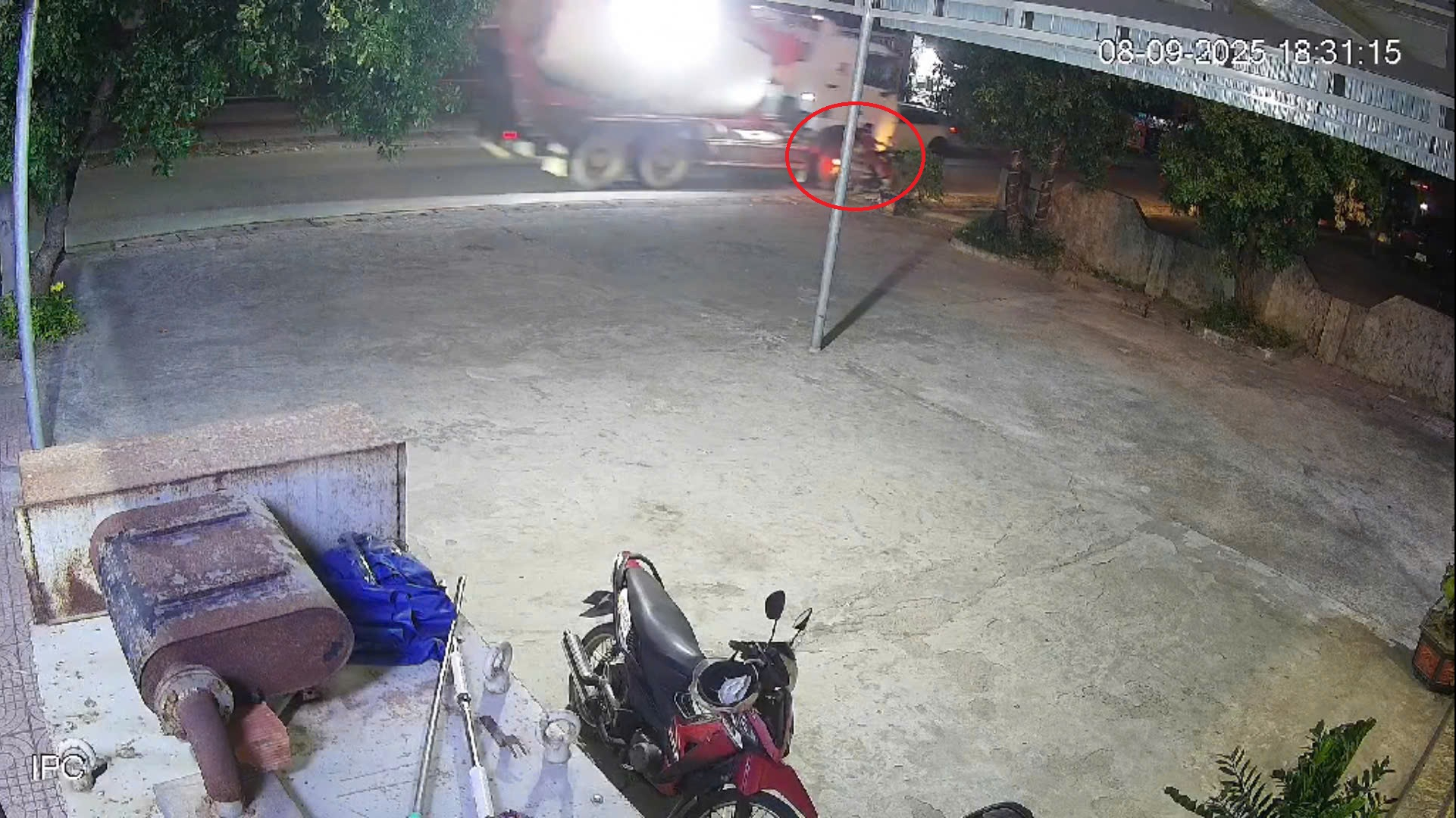 H&agrave; Tĩnh: Xe bồn va chạm xe m&aacute;y chở 3 người ở Vũng &Aacute;ng, b&eacute; g&aacute;i 8 tuổi tử vong- Ảnh 1.