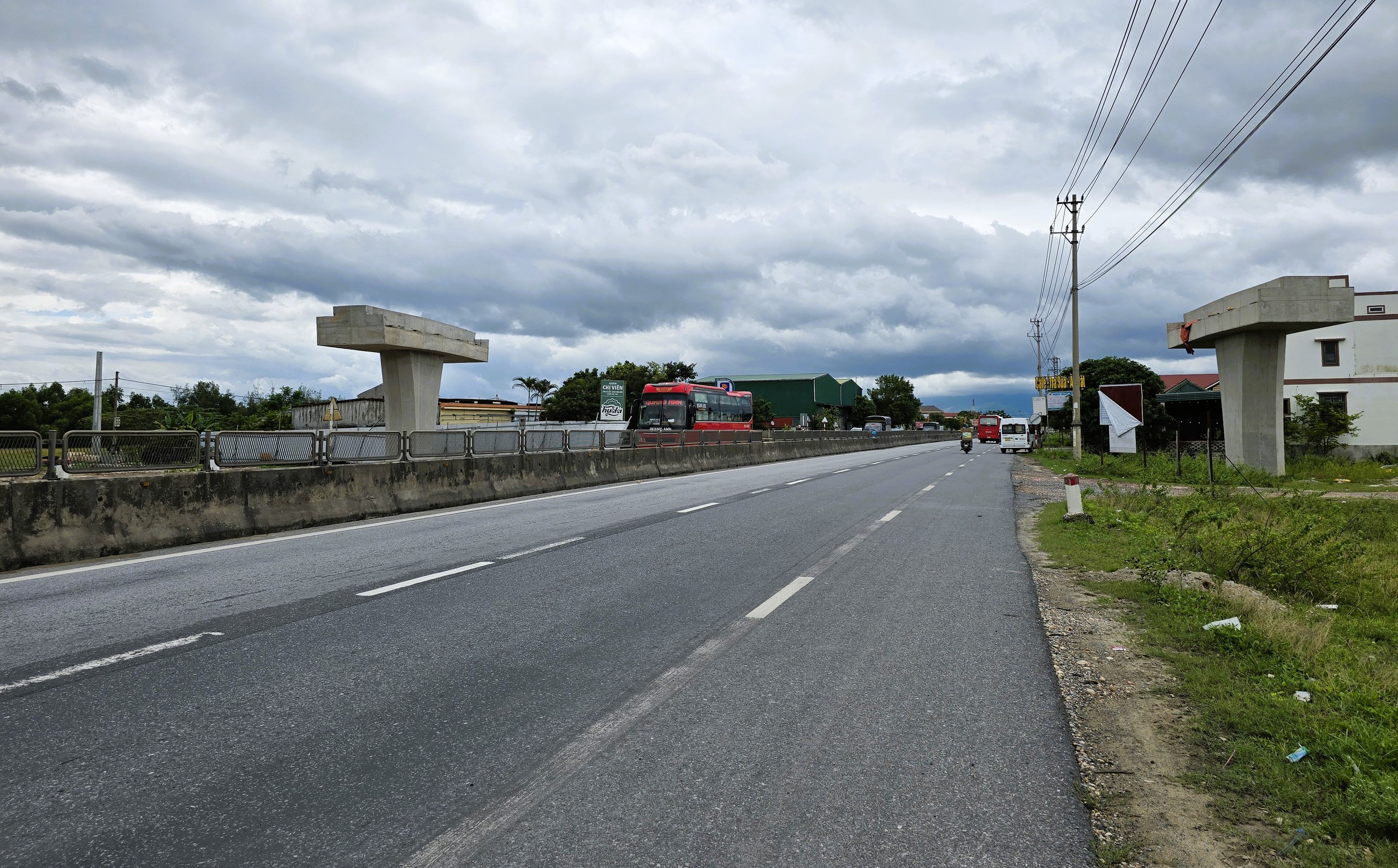 Gỡ vướng mặt bằng, ho&agrave;n th&agrave;nh dự &aacute;n quốc lộ 12A đoạn tr&aacute;nh Ba Đồn trong năm 2025- Ảnh 2.