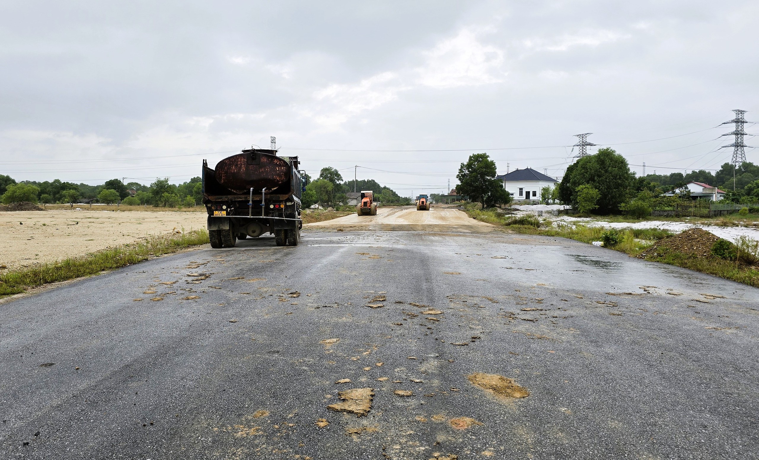 Gỡ vướng mặt bằng, ho&agrave;n th&agrave;nh dự &aacute;n quốc lộ 12A đoạn tr&aacute;nh Ba Đồn trong năm 2025- Ảnh 8.