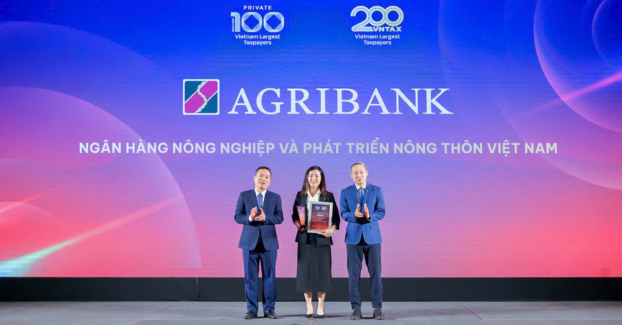 A group of people standing on a stage  AI-generated content may be incorrect.