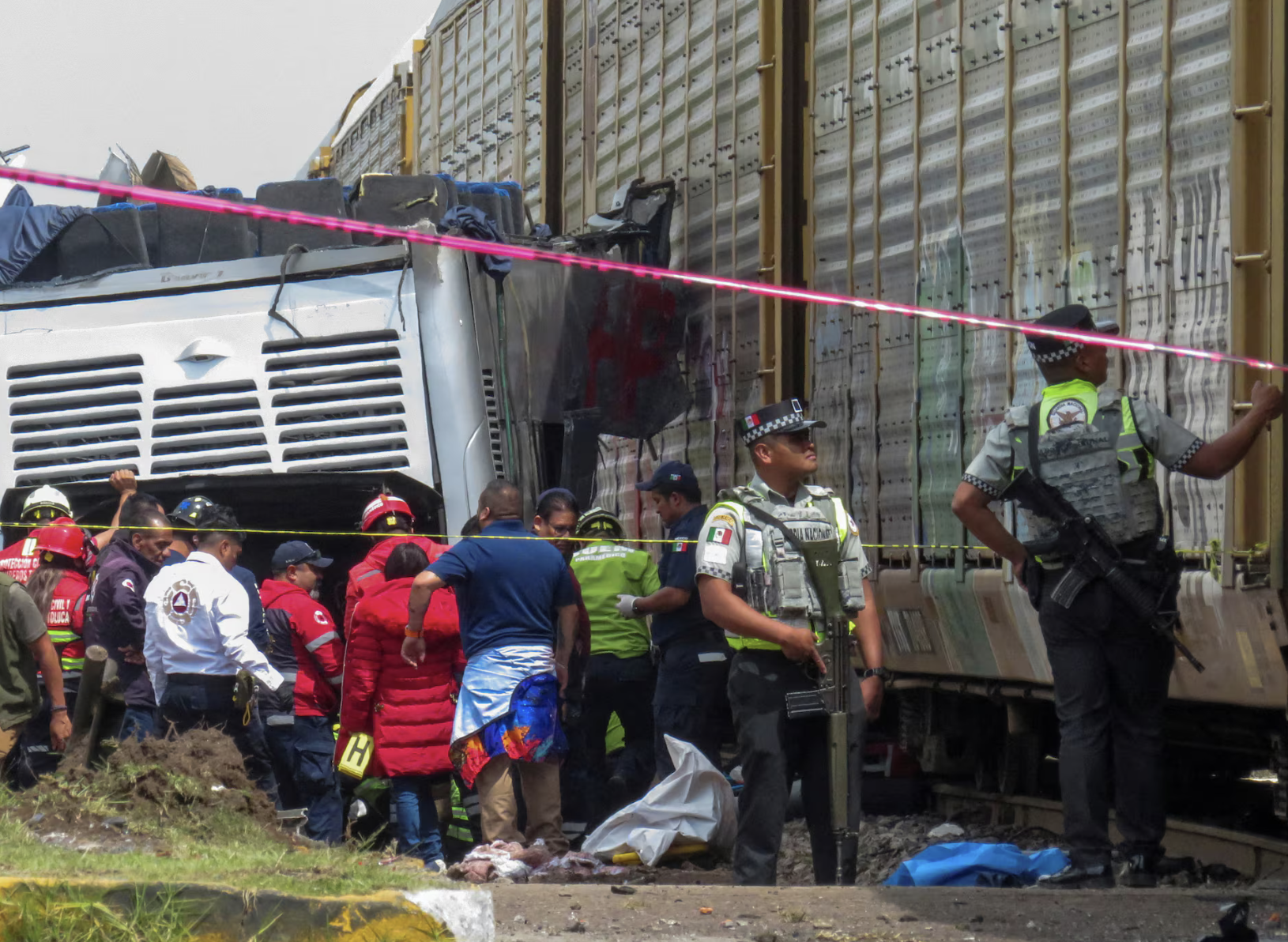 Mexico: T&agrave;u đ&acirc;m xe bu&yacute;t hai tầng, 71 người thương vong- Ảnh 2.