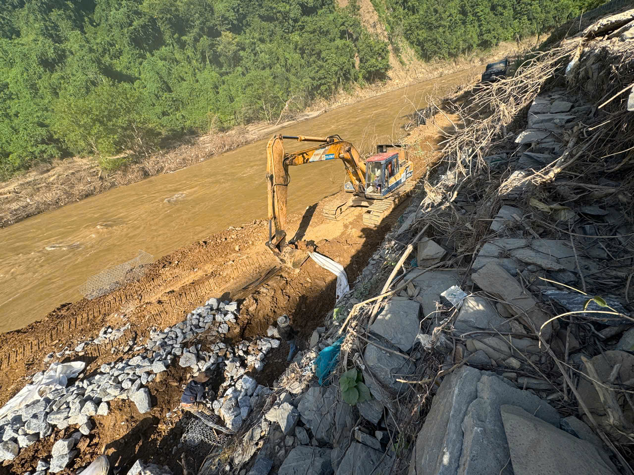 Nghệ An: Cần cơ chế đặc th&ugrave; để sớm kh&ocirc;i phục hạ tầng giao th&ocirc;ng bị hư hại sau b&atilde;o- Ảnh 3.