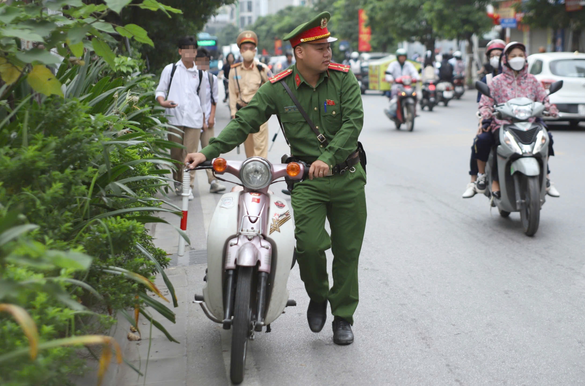 CSGT Hà Nội xử lý nhiều học sinh vi phạm “ba không” khi đi xe máy đến trường- Ảnh 4. CSGT Hà Nội xử lý nhiều học sinh vi phạm “ba không” khi đi xe máy đến trường- Ảnh 4.
