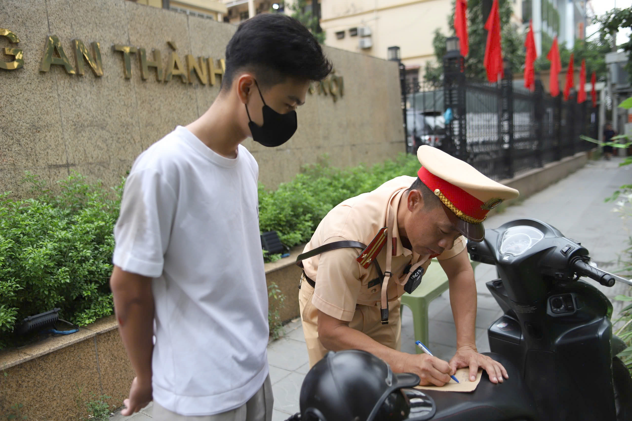 CSGT Hà Nội xử lý nhiều học sinh vi phạm “ba không” khi đi xe máy đến trường- Ảnh 3. CSGT Hà Nội xử lý nhiều học sinh vi phạm “ba không” khi đi xe máy đến trường- Ảnh 3.