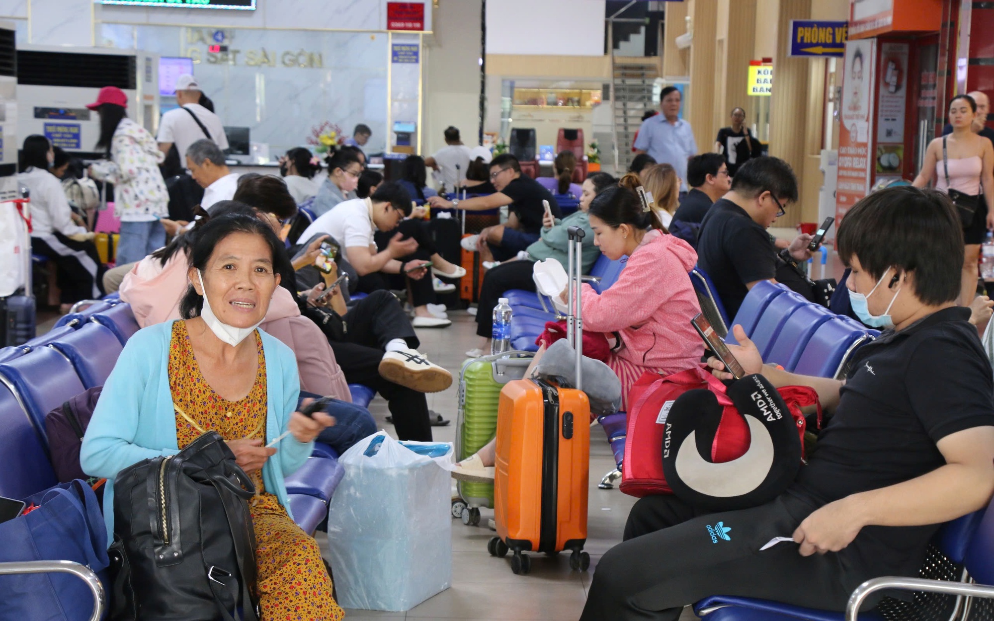 TP.HCM: Người dân xếp hàng từ rạng sáng mua vé tàu Tết trong ngày đầu mở bán- Ảnh 5. TP.HCM: Bắt đầu nhận đăng ký vé tàu tập thể Tết Bính Ngọ 2026