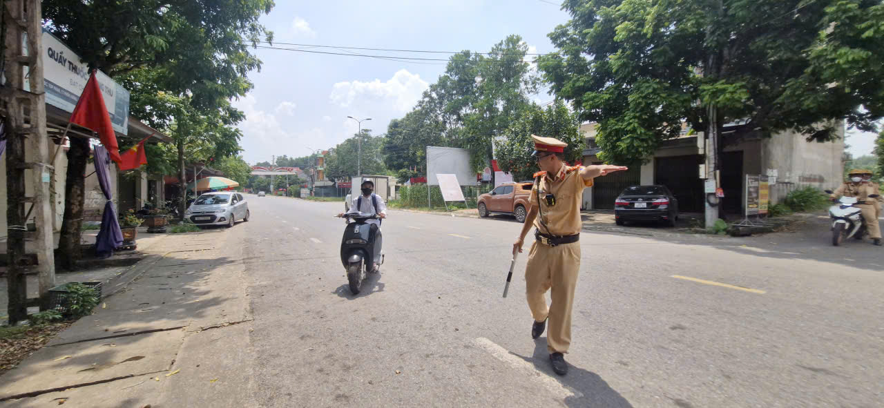 CSGT Bắc Ninh xử l&yacute; học sinh vi phạm an to&agrave;n giao th&ocirc;ng, đến trường hướng dẫn luật- Ảnh 1.