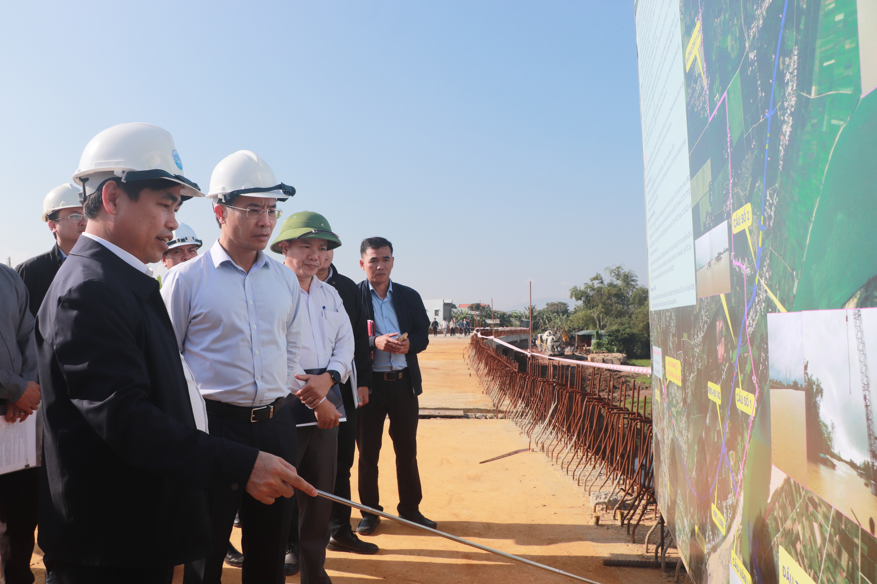Kiểm tra dự &aacute;n ng&agrave;y đầu năm mới, Chủ tịch Đ&agrave; Nẵng y&ecirc;u cầu GPMB dứt điểm, đảm bảo tiến độ- Ảnh 1.