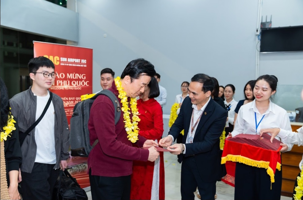 An Giang: Đ&oacute;n chuyến bay "x&ocirc;ng đất" đầu năm chở hơn 200 du kh&aacute;ch H&agrave;n Quốc đến Ph&uacute; Quốc- Ảnh 1.
