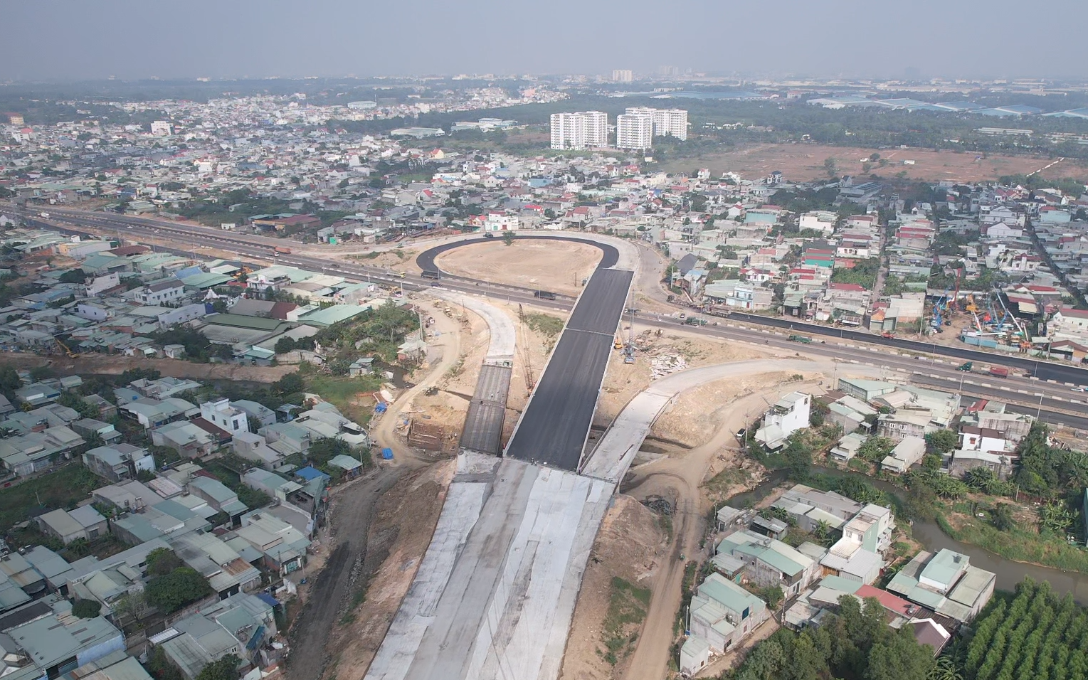 Loạt cao tốc, v&agrave;nh đai v&agrave; đường tỉnh kết nối TP.HCM - Đồng Nai căng m&igrave;nh chạy đua xuy&ecirc;n lễ