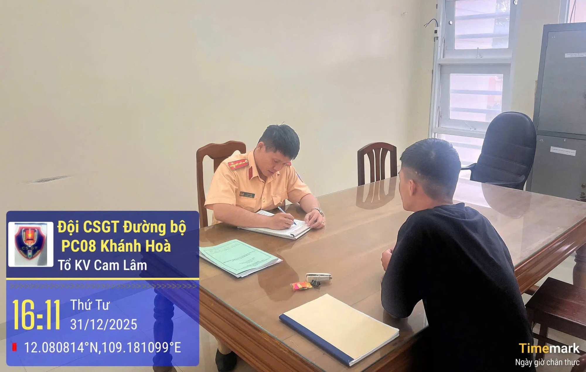 Kh&aacute;nh H&ograve;a: CSGT xử l&yacute; người điều khiển m&ocirc; t&ocirc; c&ocirc;ng vụ, d&ugrave;ng điện thoại- Ảnh 1.