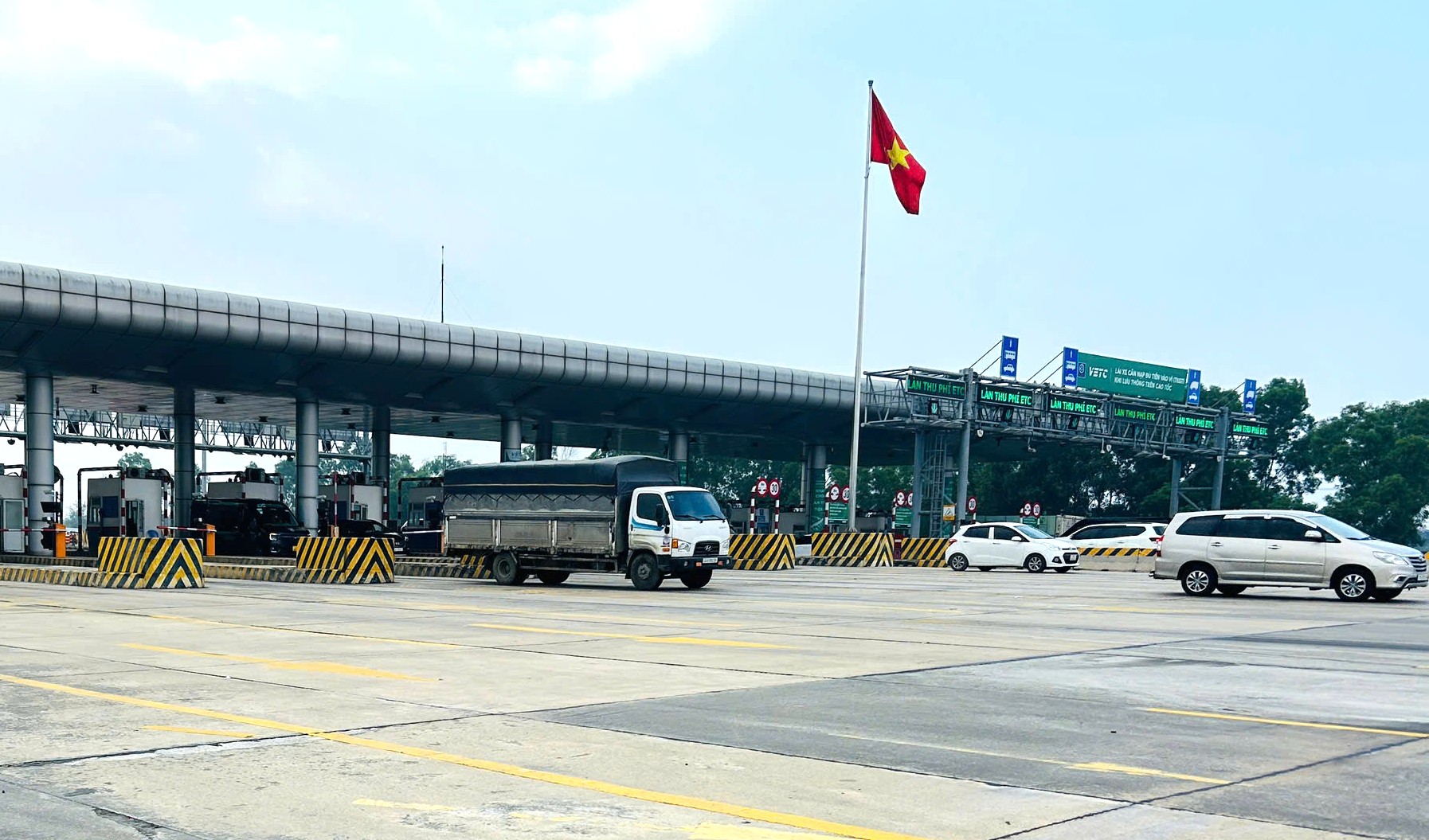 Trạm thu ph&iacute; th&ocirc;ng tho&aacute;ng ng&agrave;y đầu nghỉ Tết Dương lịch- Ảnh 9.