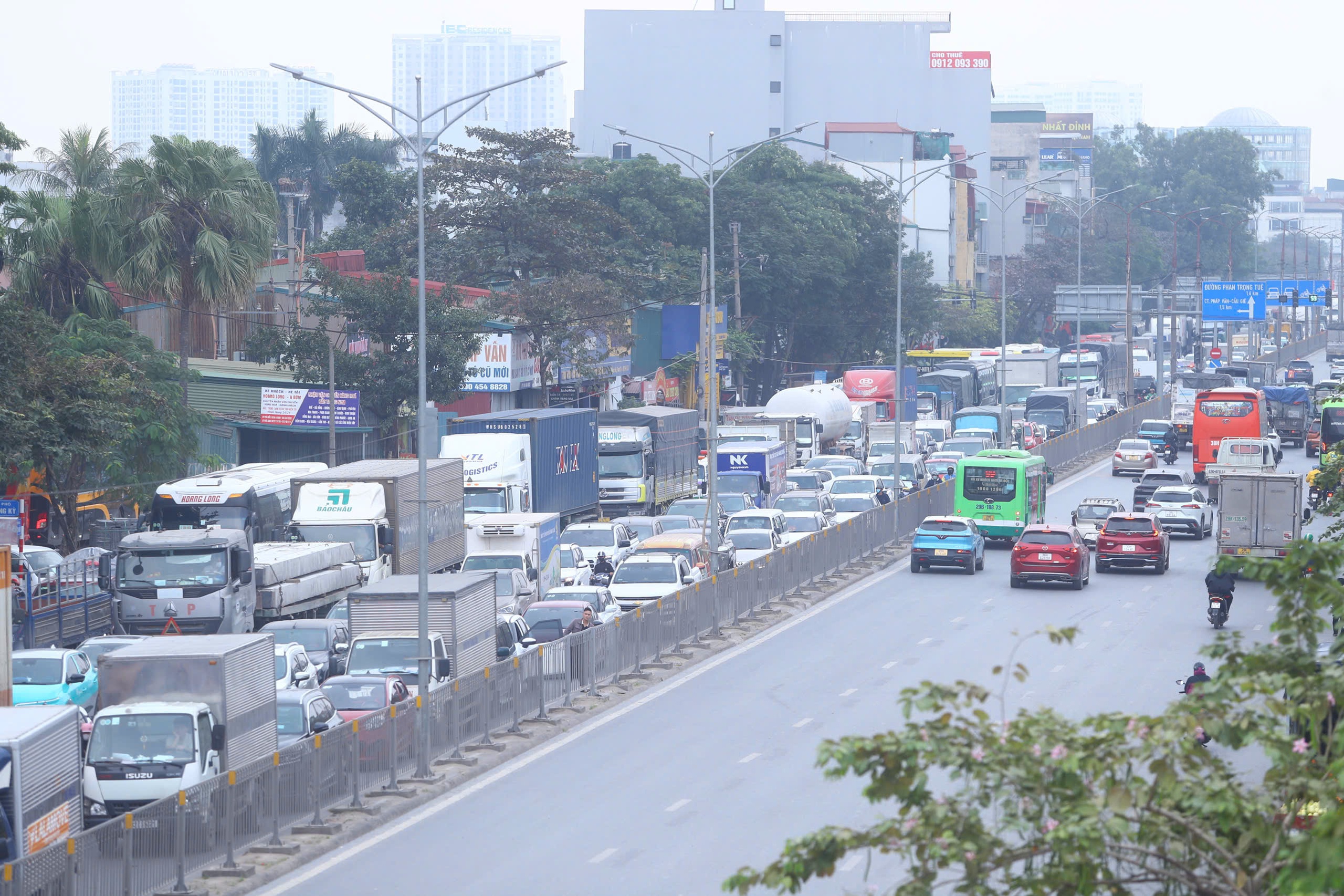 Cận cảnh bến xe, đường phố Hà Nội ngày đầu nghỉ Tết Dương lịch- Ảnh 8. Cận cảnh bến xe, đường phố Hà Nội ngày đầu nghỉ Tết Dương lịch- Ảnh 8.