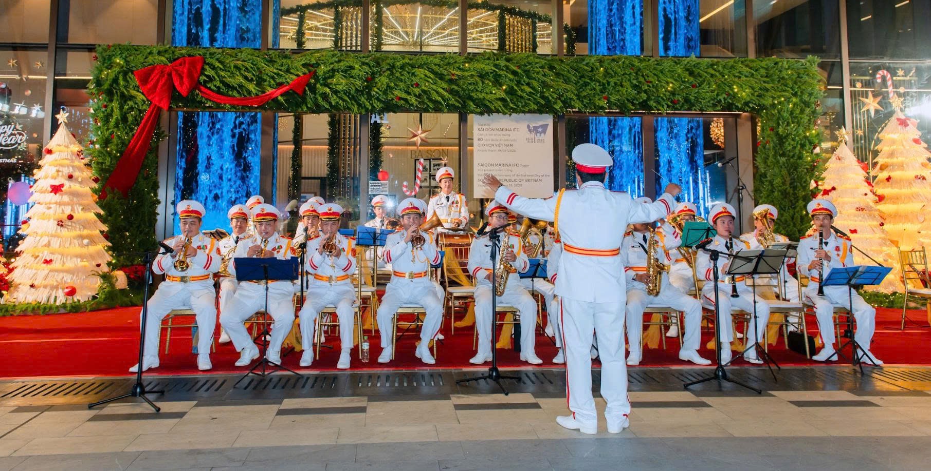 Saigon Marina IFC - Biểu tượng mới của TP.HCM rực rỡ c&ocirc;ng nghệ &aacute;nh s&aacute;ng đ&oacute;n ch&agrave;o năm mới - Ảnh 2.