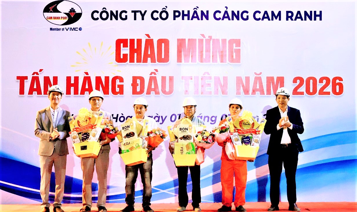 Cảng Cam Ranh đ&oacute;n tấn h&agrave;ng đầu ti&ecirc;n năm 2026- Ảnh 1.