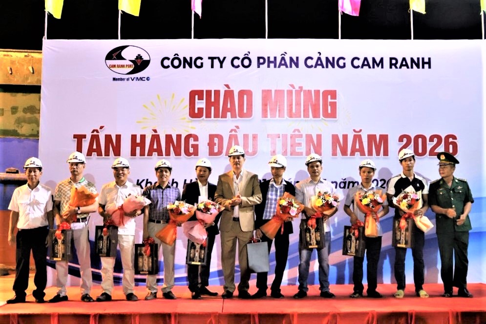 Cảng Cam Ranh đ&oacute;n tấn h&agrave;ng đầu ti&ecirc;n năm 2026- Ảnh 2.