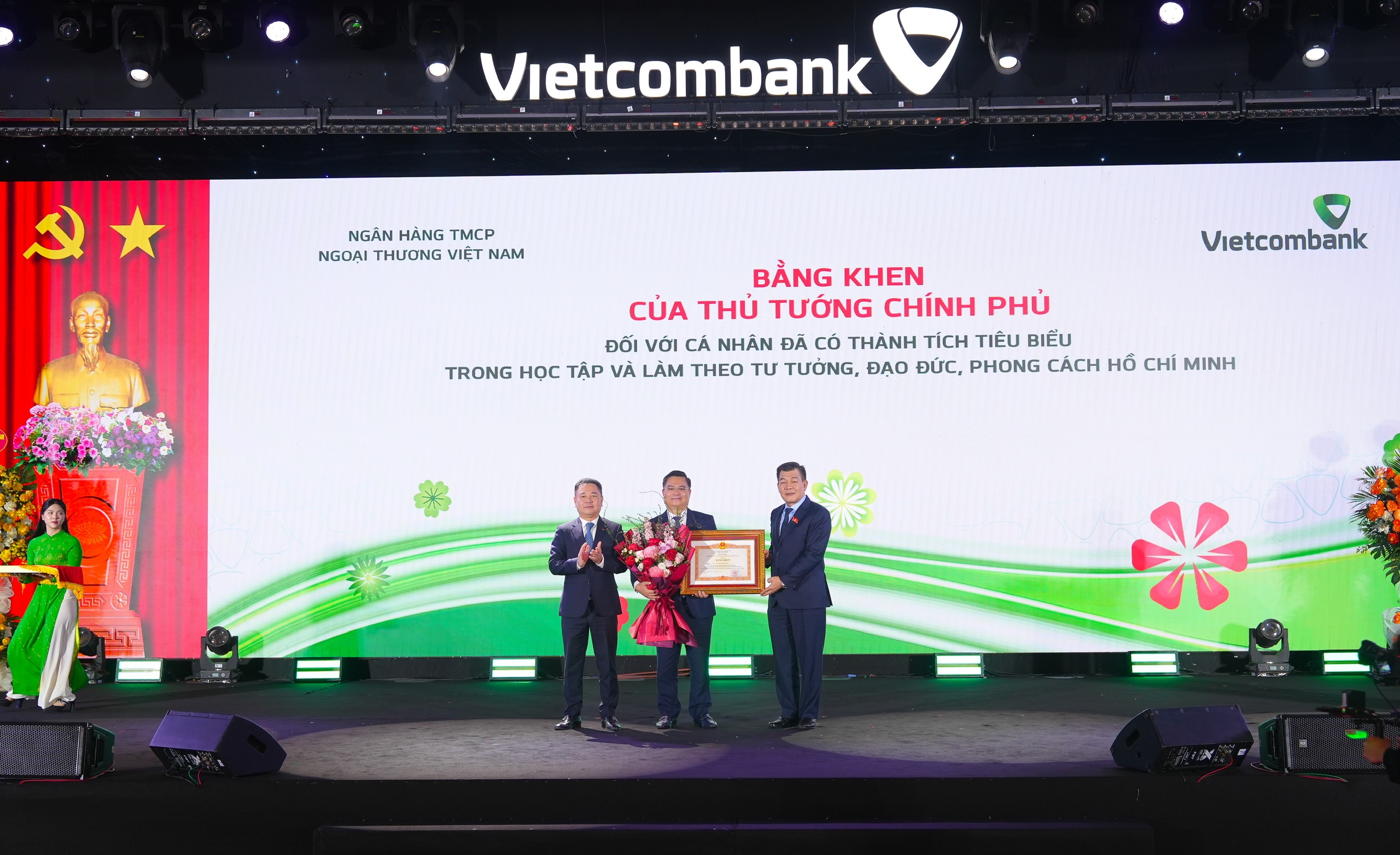 Vietcombank năm 2025: Bản lĩnh ngân hàng trụ cột, vượt lên thách thức- Ảnh 2. Vietcombank năm 2025: Bản lĩnh ngân hàng trụ cột, vượt lên thách thức- Ảnh 2.
