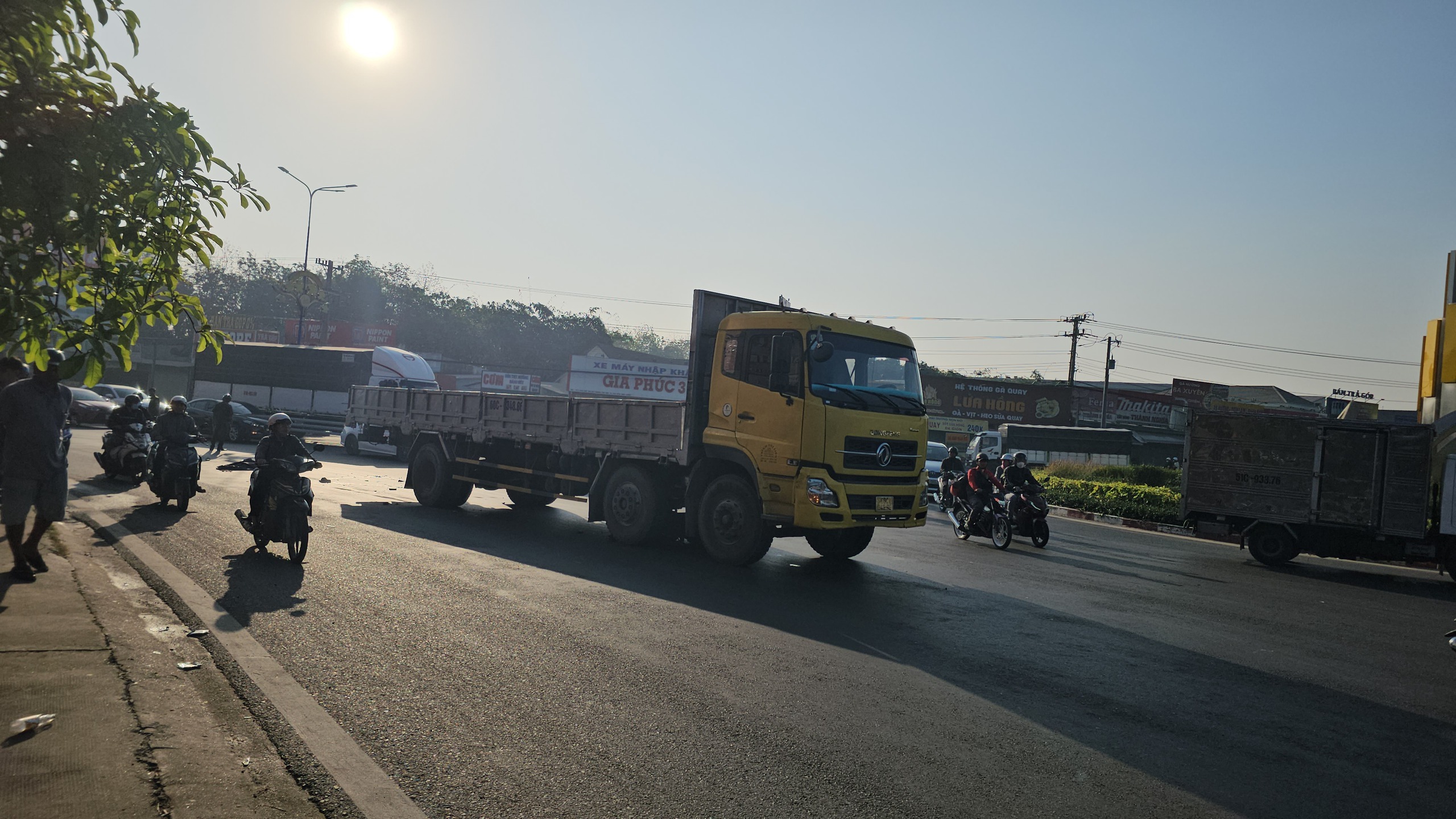 TP.HCM: Xe tải va chạm xe m&aacute;y, hai người thương vong- Ảnh 1.