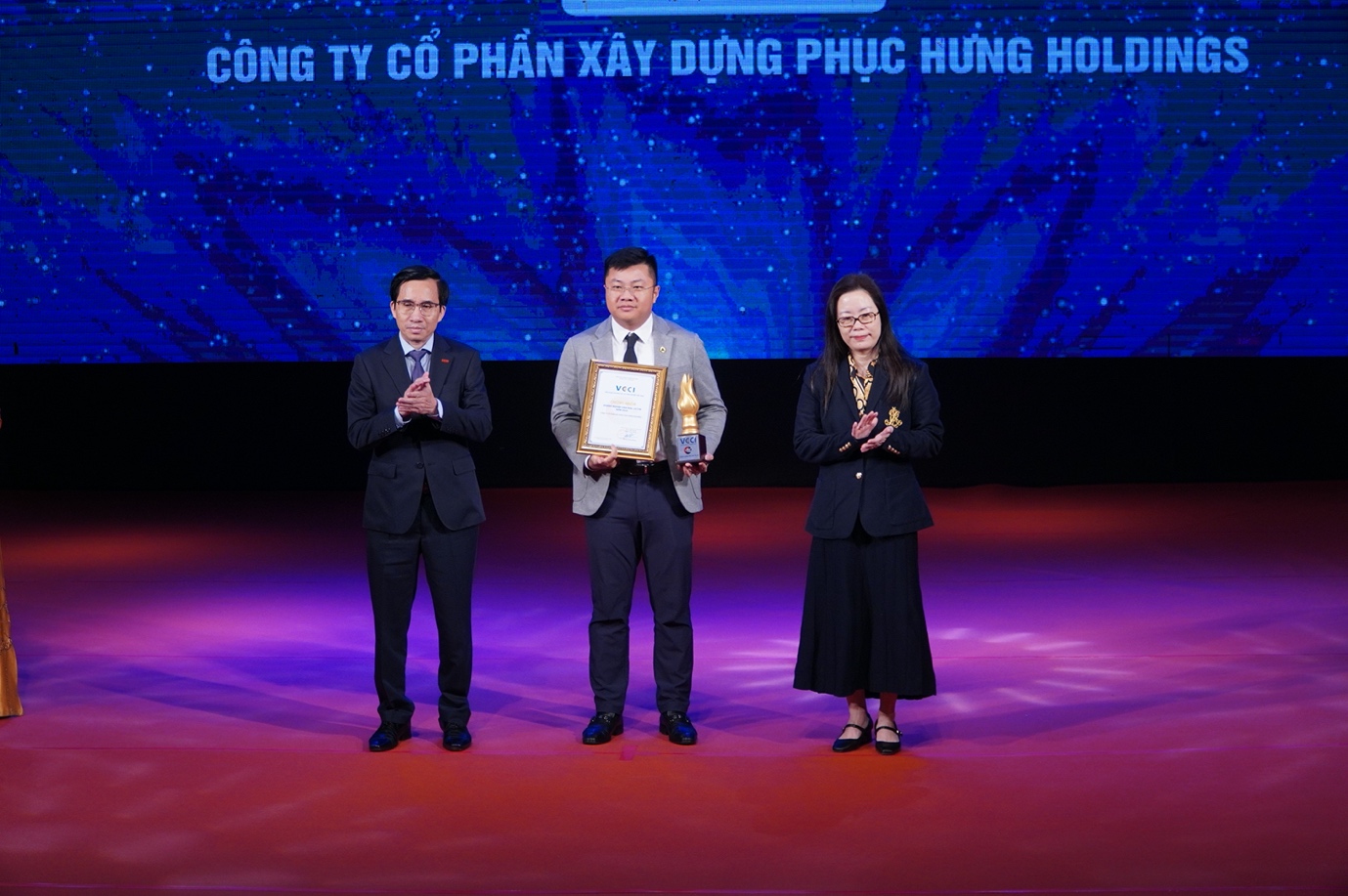 Phục Hưng Holdings được vinh danh &ldquo;Doanh nghiệp văn h&oacute;a, uy t&iacute;n năm 2025&rdquo;- Ảnh 2.