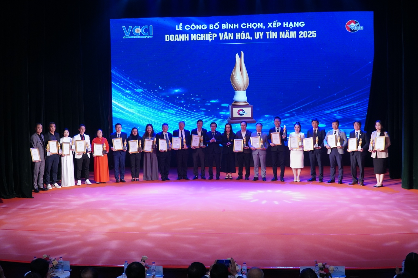 Phục Hưng Holdings được vinh danh &ldquo;Doanh nghiệp văn h&oacute;a, uy t&iacute;n năm 2025&rdquo;- Ảnh 3.