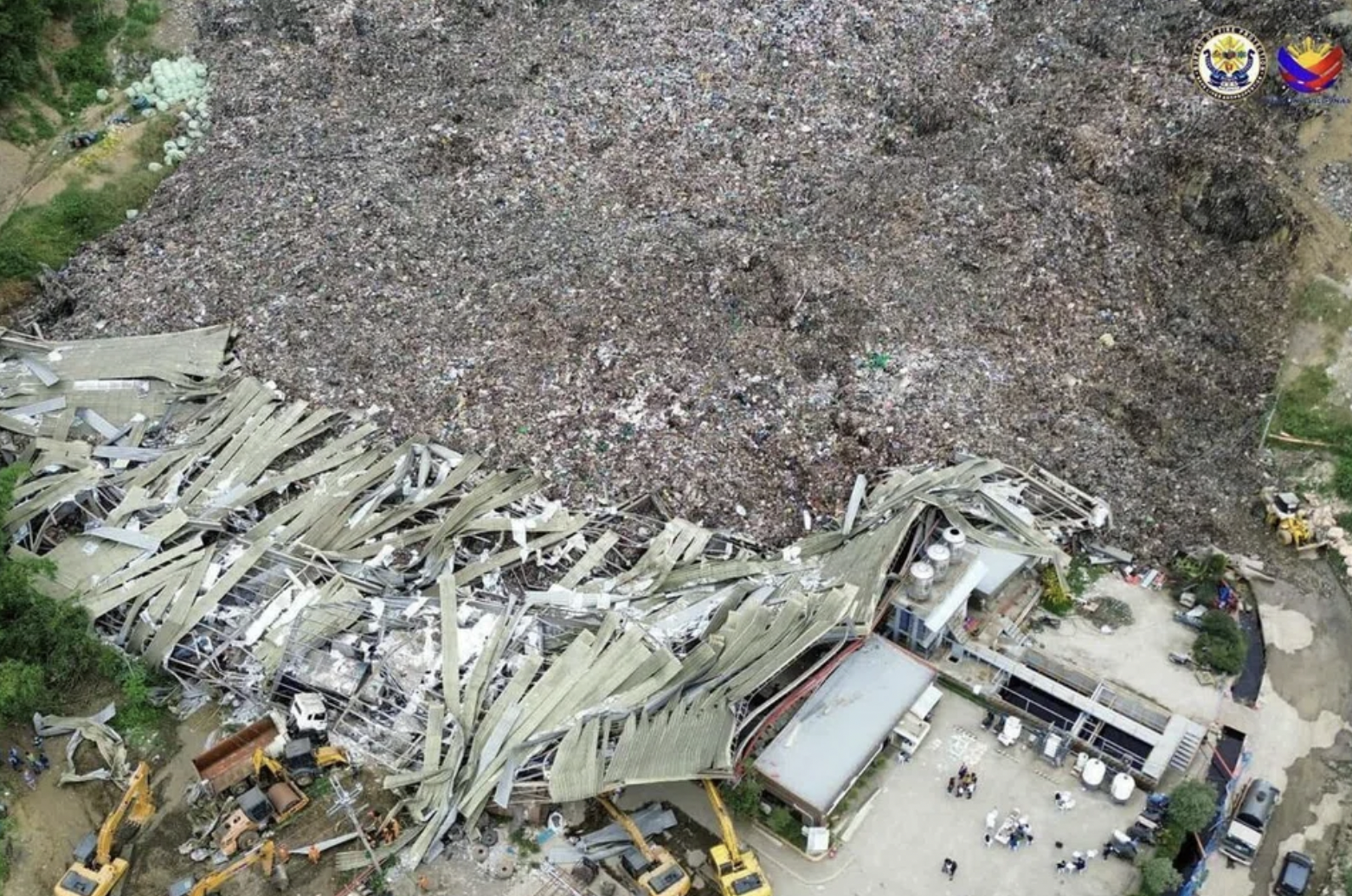 Sập n&uacute;i r&aacute;c tại miền Trung Philippines: Số người thiệt mạng tăng cao- Ảnh 1.