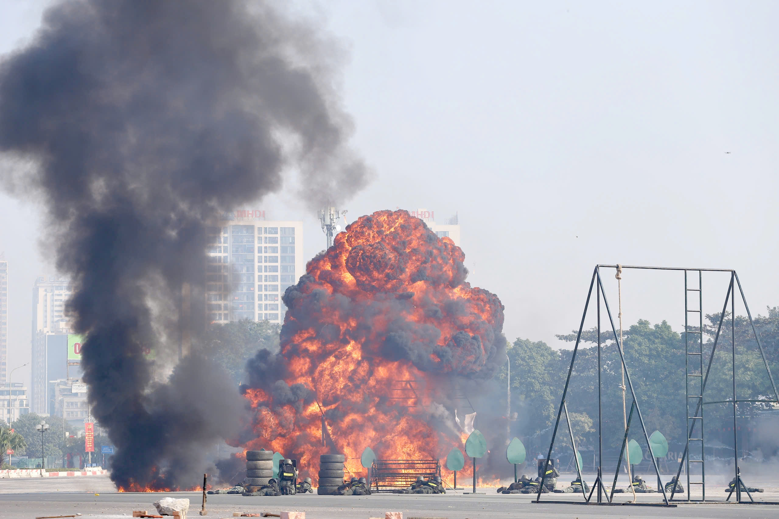 C&ocirc;ng an tr&igrave;nh diễn sức mạnh, phương tiện hiện đại tại lễ xuất qu&acirc;n bảo vệ Đại hội Đảng- Ảnh 19.