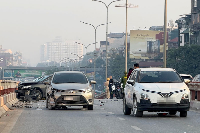Hiện trường tai nạn đoạn giữa cầu vượt Vọng.