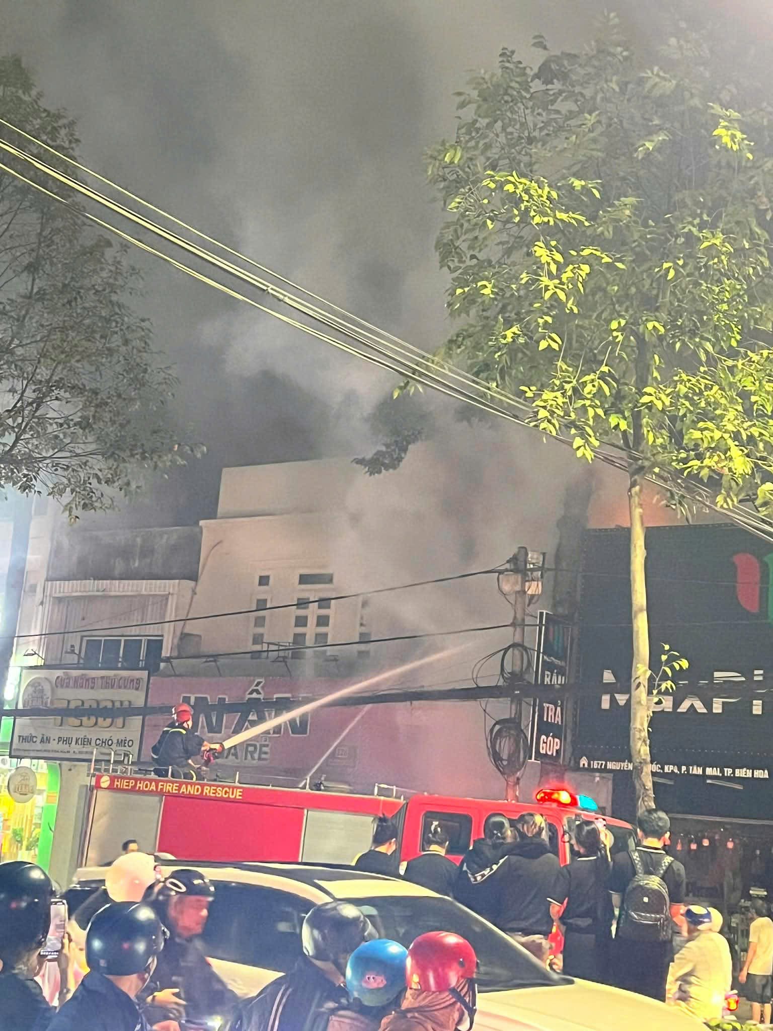Cảnh s&aacute;t giải cứu người mắc kẹt trong đ&aacute;m ch&aacute;y tiệm giặt ủi ở Đồng Nai- Ảnh 6.