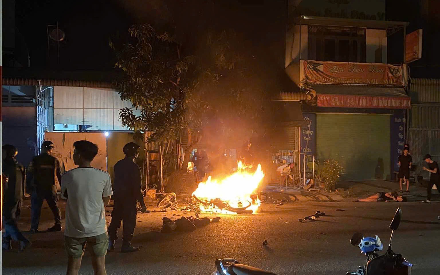 Xe m&aacute;y t&ocirc;ng nhau bốc ch&aacute;y ng&ugrave;n ngụt, 2 người thương vong