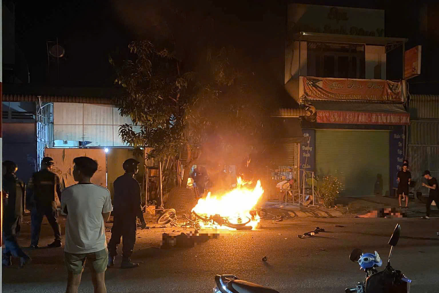 Xe m&aacute;y t&ocirc;ng nhau bốc ch&aacute;y ng&ugrave;n ngụt, 2 người thương vong- Ảnh 1.