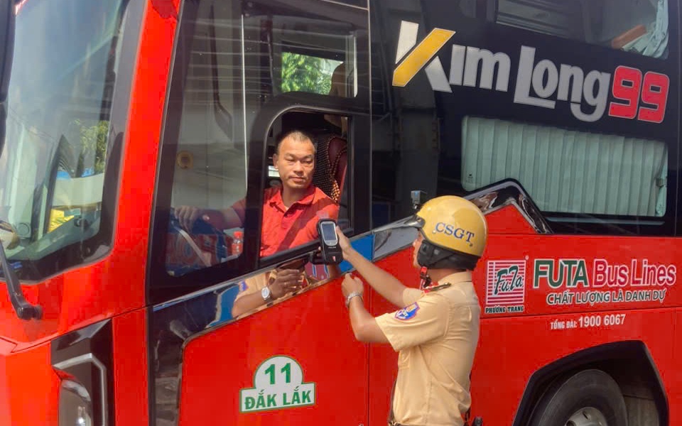 Bị phạt hơn 22 triệu đồng vì hóa trang thành siêu anh hùng diễu mô tô phân khối lớn- Ảnh 2. TP.HCM siết chặt kiểm soát hoạt động vận tải hành khách dịp Tết Nguyên đán