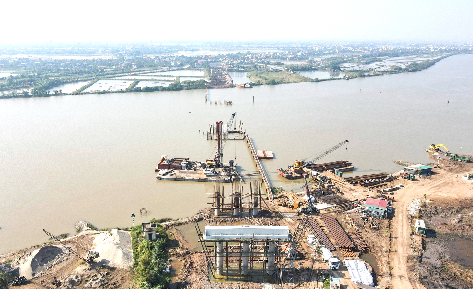 Tăng tốc thi c&ocirc;ng cầu vượt s&ocirc;ng Hồng hơn 700 tỷ đồng nối Hưng Y&ecirc;n - Ninh B&igrave;nh- Ảnh 1.
