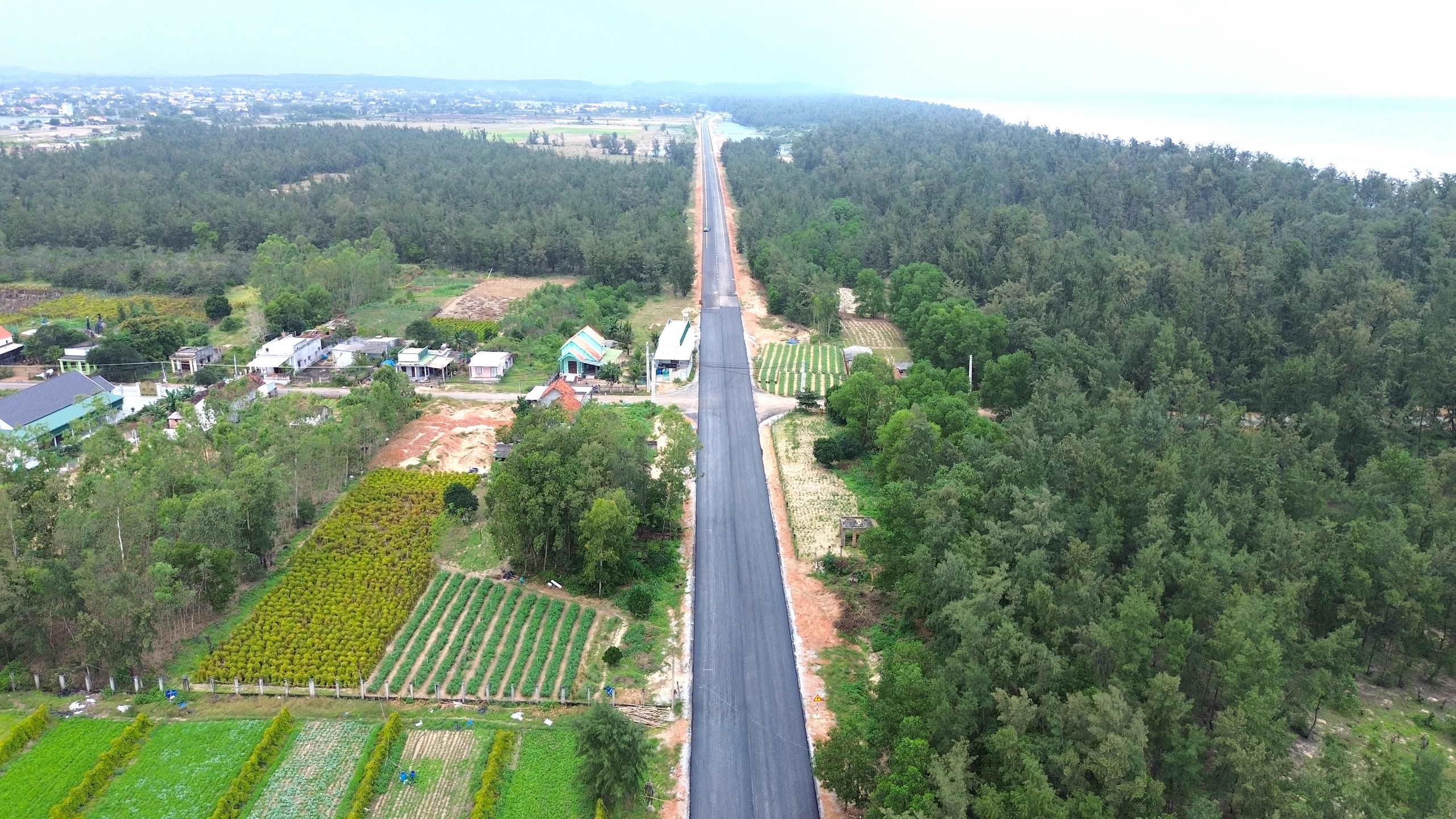 Ngắm đoạn đường ven biển 152 tỷ đồng sắp th&ocirc;ng xe ở Quảng Ng&atilde;i- Ảnh 5.