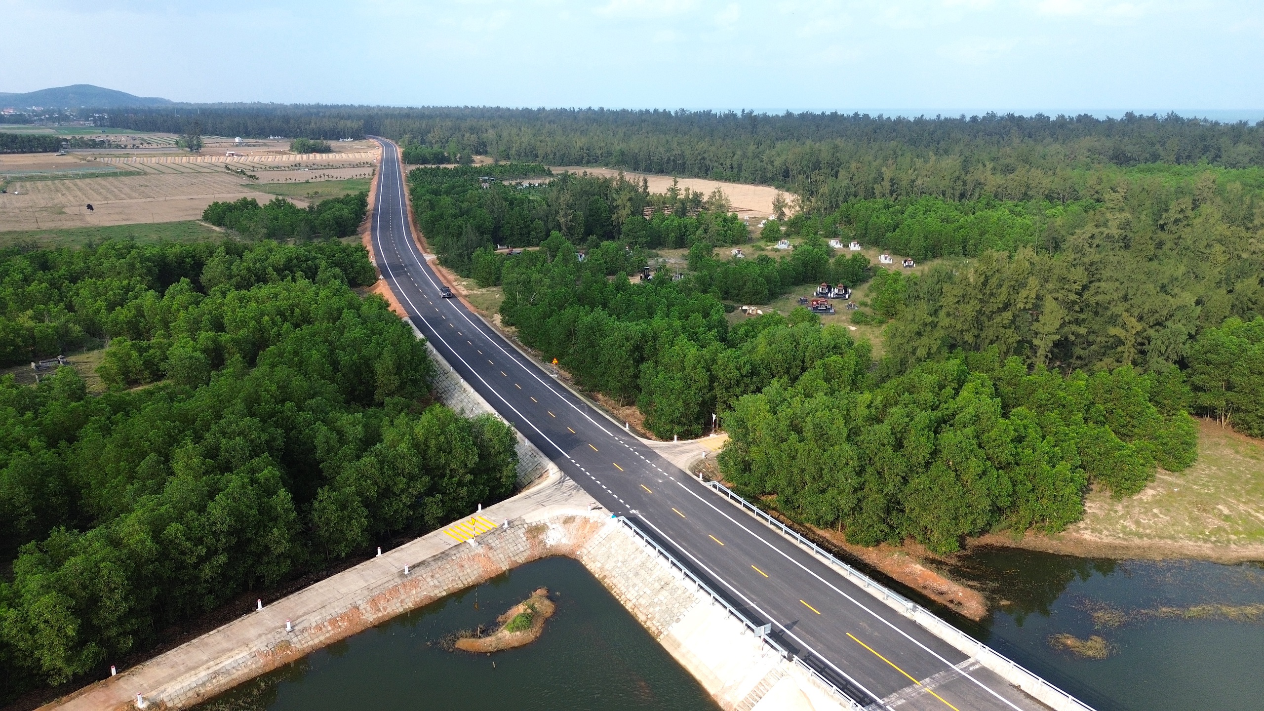 Ngắm đoạn đường ven biển 152 tỷ đồng sắp th&ocirc;ng xe ở Quảng Ng&atilde;i- Ảnh 3.